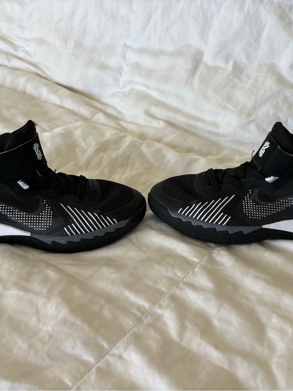 Nike Kyrie Irving Low Top Basketball Sneaker shoes Youth boys 3 Lace+Strap